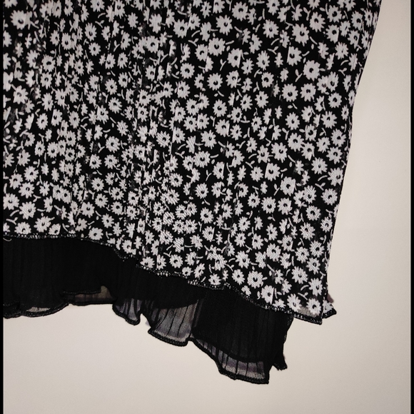 Black Floral Frilled Shirt (INTERNATIONAL)🤍🖤 - Picture 4 of 10